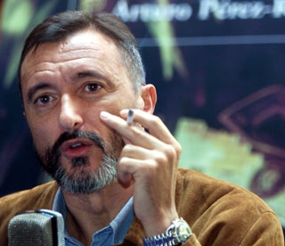 El emblemático gesto de la peineta realizado por Pérez-Reverte