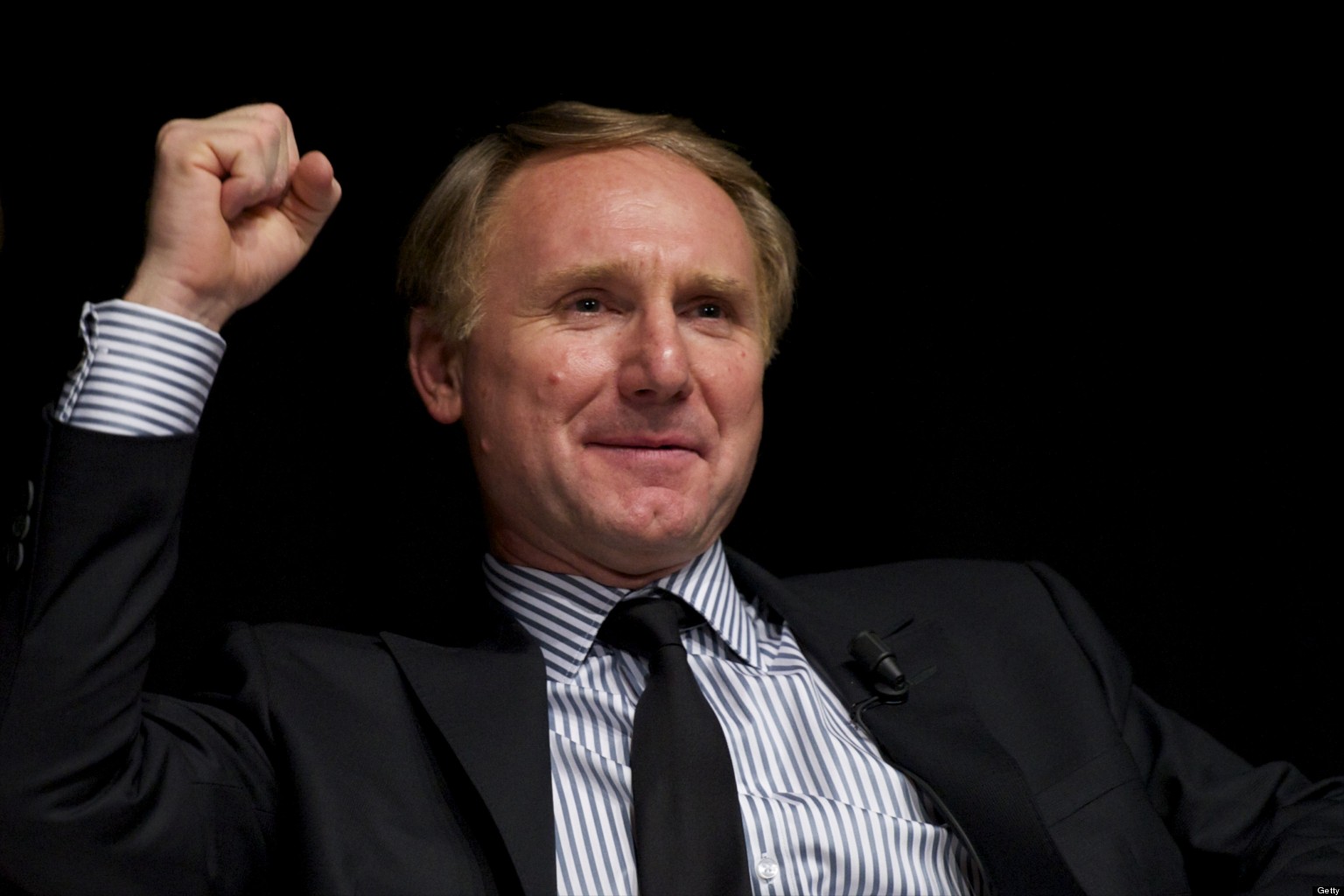 Dan Brown Dan Brown realizando un gesto de ánimo