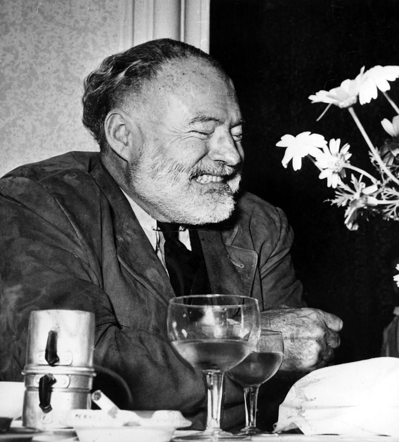 Ernest Hemingway en una extraña expresión de alegría