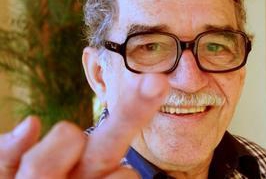 Gabriél García Márquez realizando la popular peineta en tono de burla