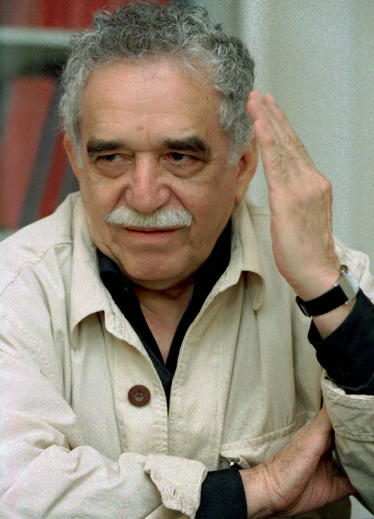 Gabriel García Márquez realizando un corte de mangas