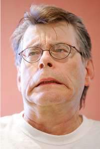 Stephen King realizando un gesto de miedo