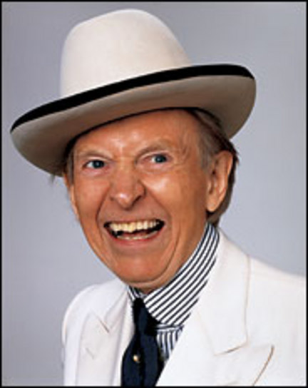 Tom Wolfe en con una sonrisa social o fingida