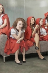 Caperucitas Rojas esperando su turno en el casting