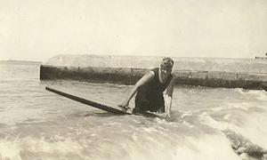 Agatha Christie practicando surf en Las Palmas de Gran Canaria