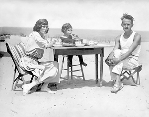 Eugene O’Neill, su segunda esposa, Agnes, y su hijo, Shane, en Cape Cod, 1922