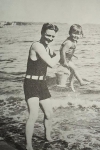 Scott Fitzgerald jugando con su hija en el mar