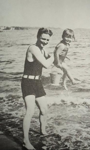 Scott Fitzgerald jugando con su hija en el mar