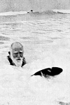 George Bernard Shaw practicando surf