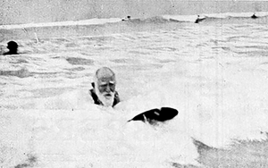 George Bernard Shaw practicando surf
