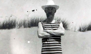 George Bernard Shaw luciendo un bonito traje de baño