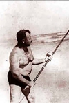 Hemingway pescando a la orilla del mar