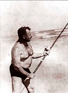 Hemingway pescando a la orilla del mar