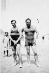 Hemingway en la playa de San Sebastián con un amigo pintor