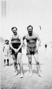 Hemingway en la playa de San Sebastián con un amigo pintor