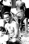 Scott Fitzgerald y su hija en la playa, 1926