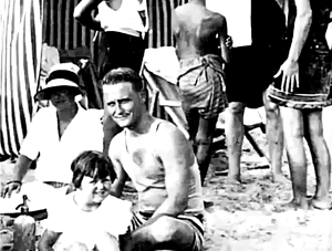 Scott Fitzgerald y su hija en la playa, 1926