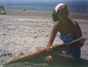 Sylvia Plath leyendo en la playa