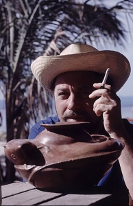 Tennessee Williams en las playas de México, en 1963