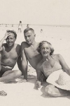 Tennessee Williams con el escritor Gore Vidal y la madre de este en la playa de Key West