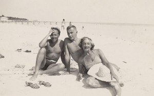Tennessee Williams con el escritor Gore Vidal y la madre de este en la playa de Key West