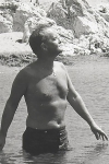 Truman Capote bañándose