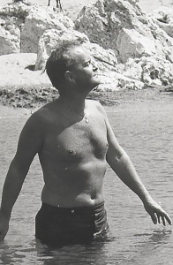 Truman Capote bañándose