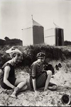 Virginia Woolf y Clive Bell en la playa de Studland, en Dorset, en 1909