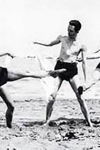 Albert Camus en la playa, en la década de 1930