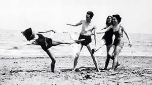 Albert Camus en la playa, en la década de 1930