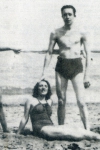 Albert Camus disfrutando de un día de playa junto a tres amigas