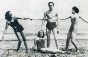 Albert Camus disfrutando de un día de playa junto a tres amigas