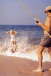 Arthur Miller pescando mientras Marilyn Monroe se da un baño