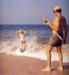 Arthur Miller pescando mientras Marilyn Monroe se da un baño