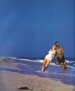 Arthur Miller y Marilyn Monroe en la playa