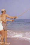 Arthur Miller en la playa con Marilyn Monroe