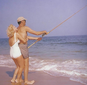 Arthur Miller en la playa con Marilyn Monroe