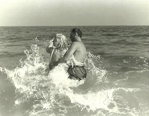 Arthur Miller y Marilyn Monroe dándose un chapuzón