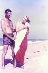 Arthur Miller ayuda a Marilyn a secarse tras su baño en la playa