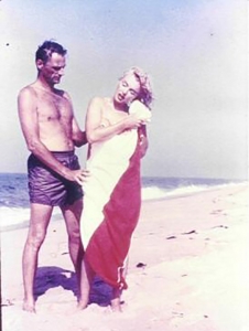 Arthur Miller ayuda a Marilyn a secarse tras su baño en la playa