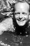 Truman Capote nadando