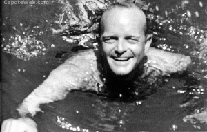 Truman Capote nadando