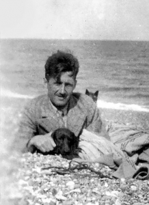 George Orwell en Southwold Beach, Suffolk, sobre 1930