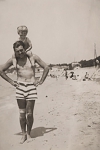 Hemingway con su hijo en la playa