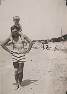 Hemingway con su hijo en la playa