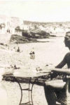 Lorca y Dalí en Cadaqués, con la playa de fondo