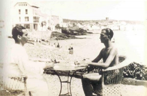 Lorca y Dalí en Cadaqués, con la playa de fondo