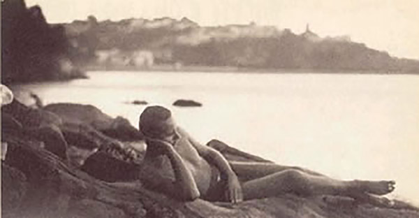 Luis Cernuda en la playa de La Linera, Castropol