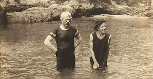 Mark Twain bañándose en Bermudas
