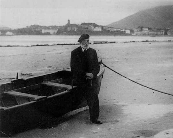 Miguel de Unamundo en la playa de Hendaya